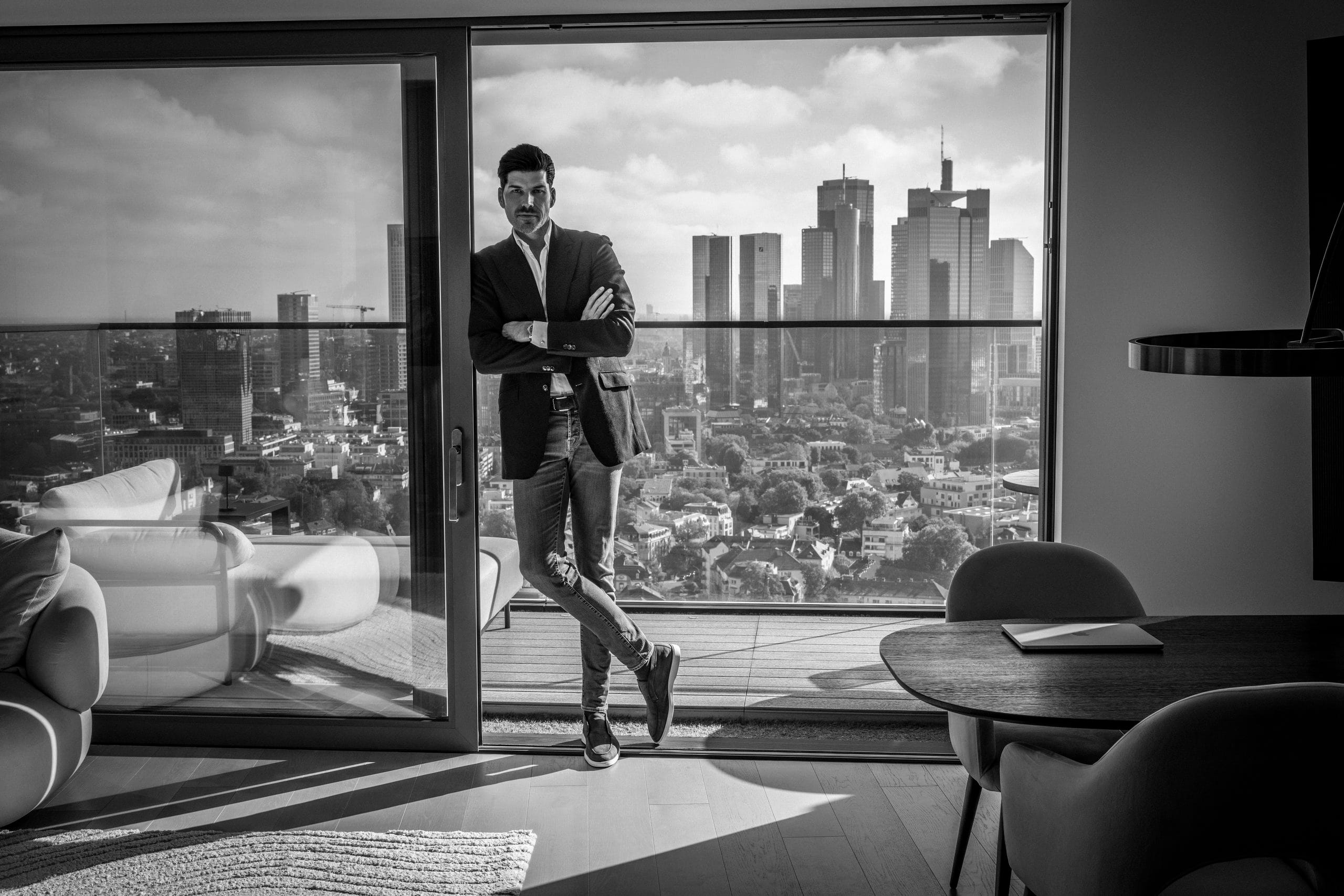Frankfurter Skyline in Schwarz-Weiß — Marktzugang über das Tretter-Netzwerk